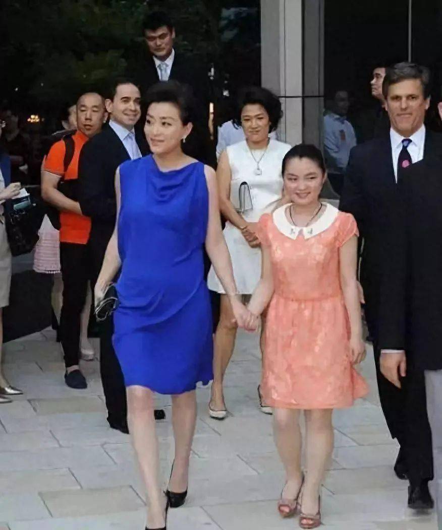 杨澜的一双儿女颜值差距太大:上帝吻了儿子的脸,却关上女儿的窗_孩子