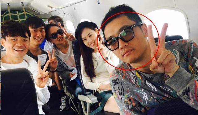 王宝强前经纪人宋喆,出狱后首次露面,黑眼圈严重,面容憔悴不堪_修雨乐