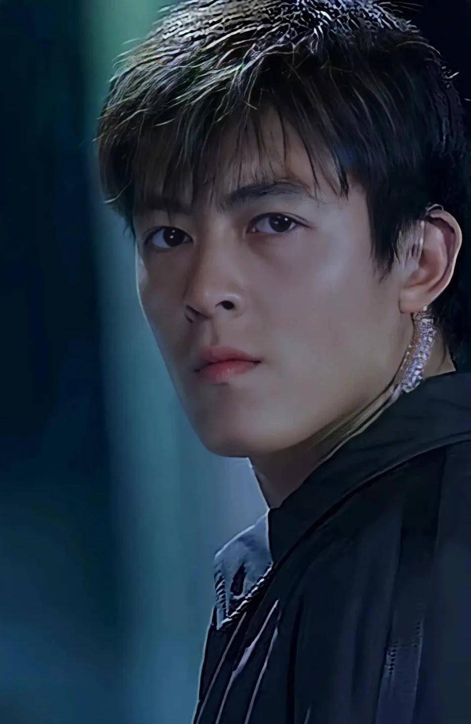 43岁陈冠希近照曝光,脸颊凹陷像外星人,美颜太严重认不出_网友_中国