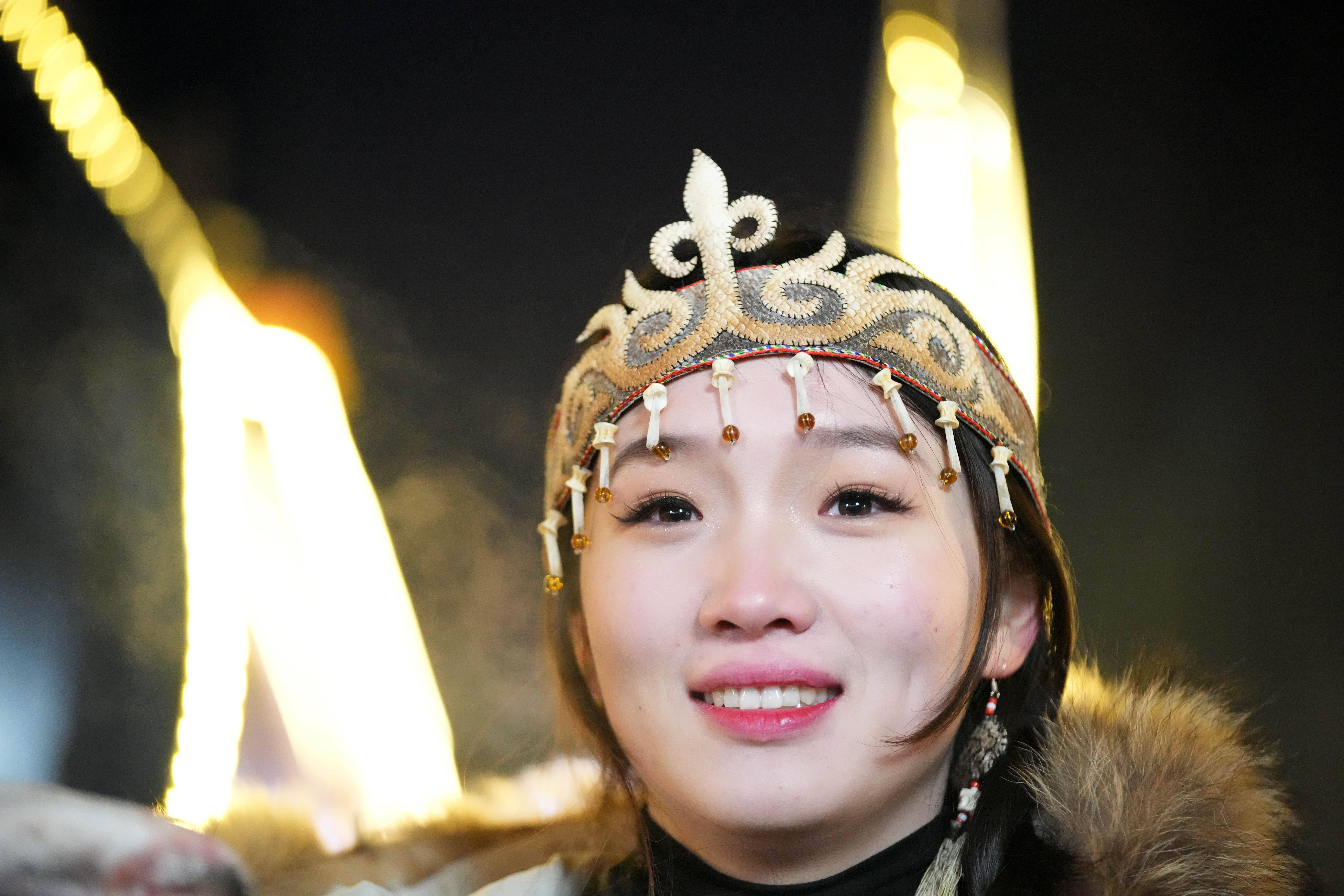 新华社记者 王建威 摄1月6日,身着赫哲族服饰的赫哲族群众和饶河县