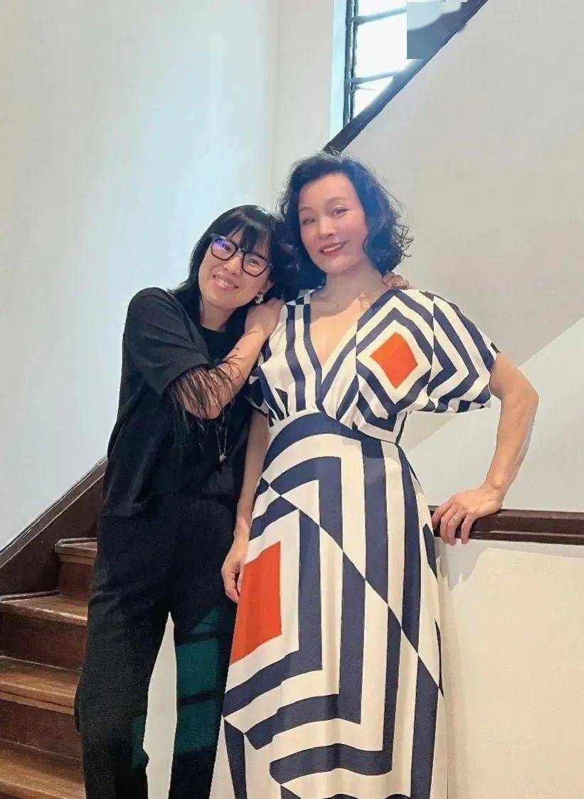 素人晒陈冲合影,生图感叹她气质真的好高级啊,老相虽然明显,但身材