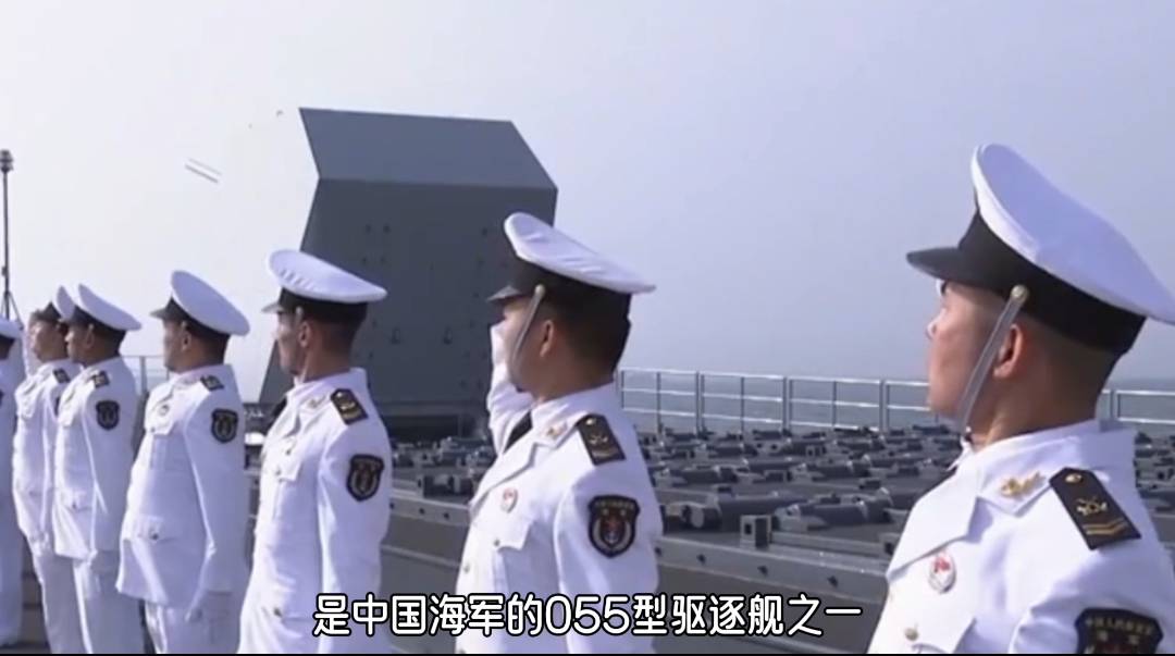 055驅逐艦採用了桅杆一體化,隱身艦體設計,全艦長約180米,滿載排肆靠