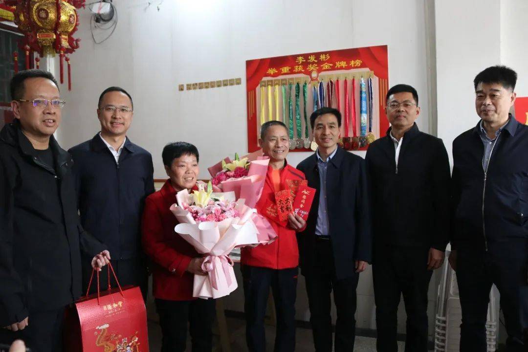 省体育局领导赴水头看望慰问奥运冠军李发彬家属_训练_泉州市_南安