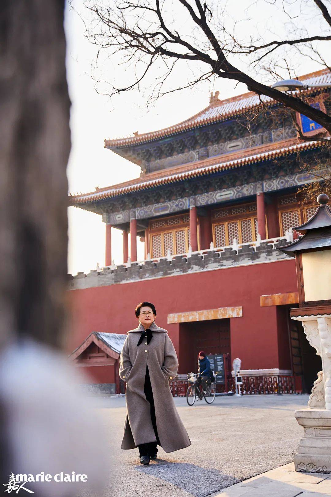 杂志拍摄那天有一个取景画面正好是故宫东华门的外景70岁的陈丽华身
