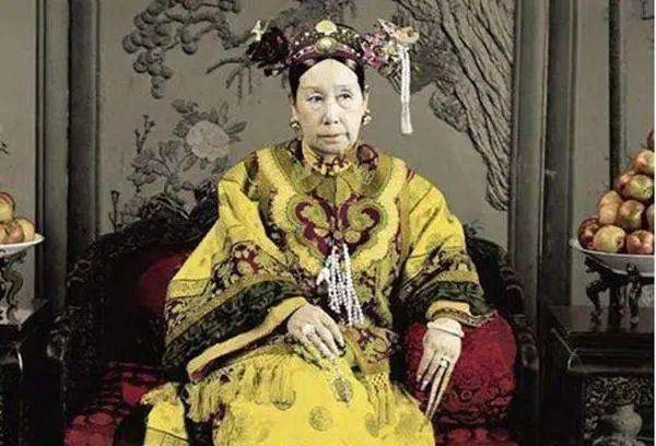 慈禧老佛爷最爱的"护甲套",原来是清朝贵妇身份的象征_指甲_装饰_手指