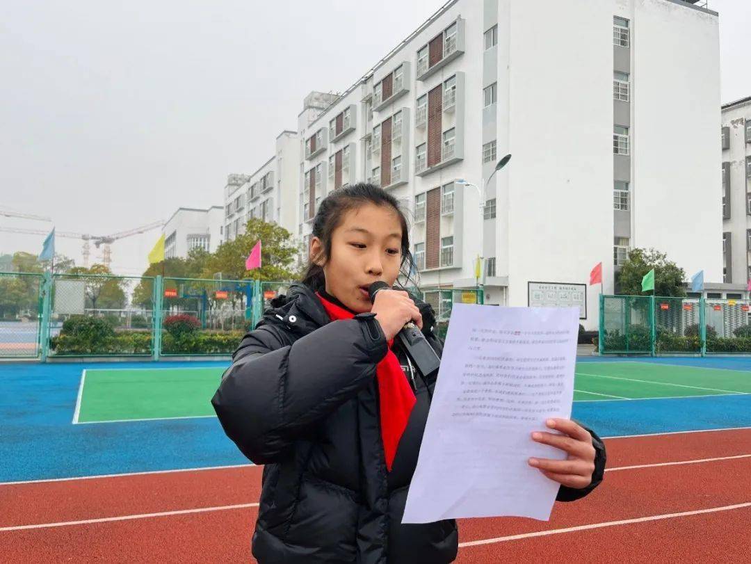 文峰小学部举行"新年你好,畅想未来"主题升旗仪式