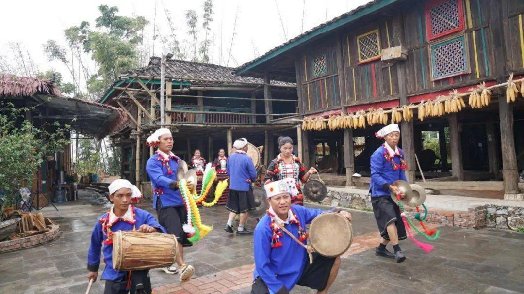 德昂族跳水鼓舞在奘房外的龍陽廣場上,人們敲響水鼓,象腳鼓,踏樂跳起