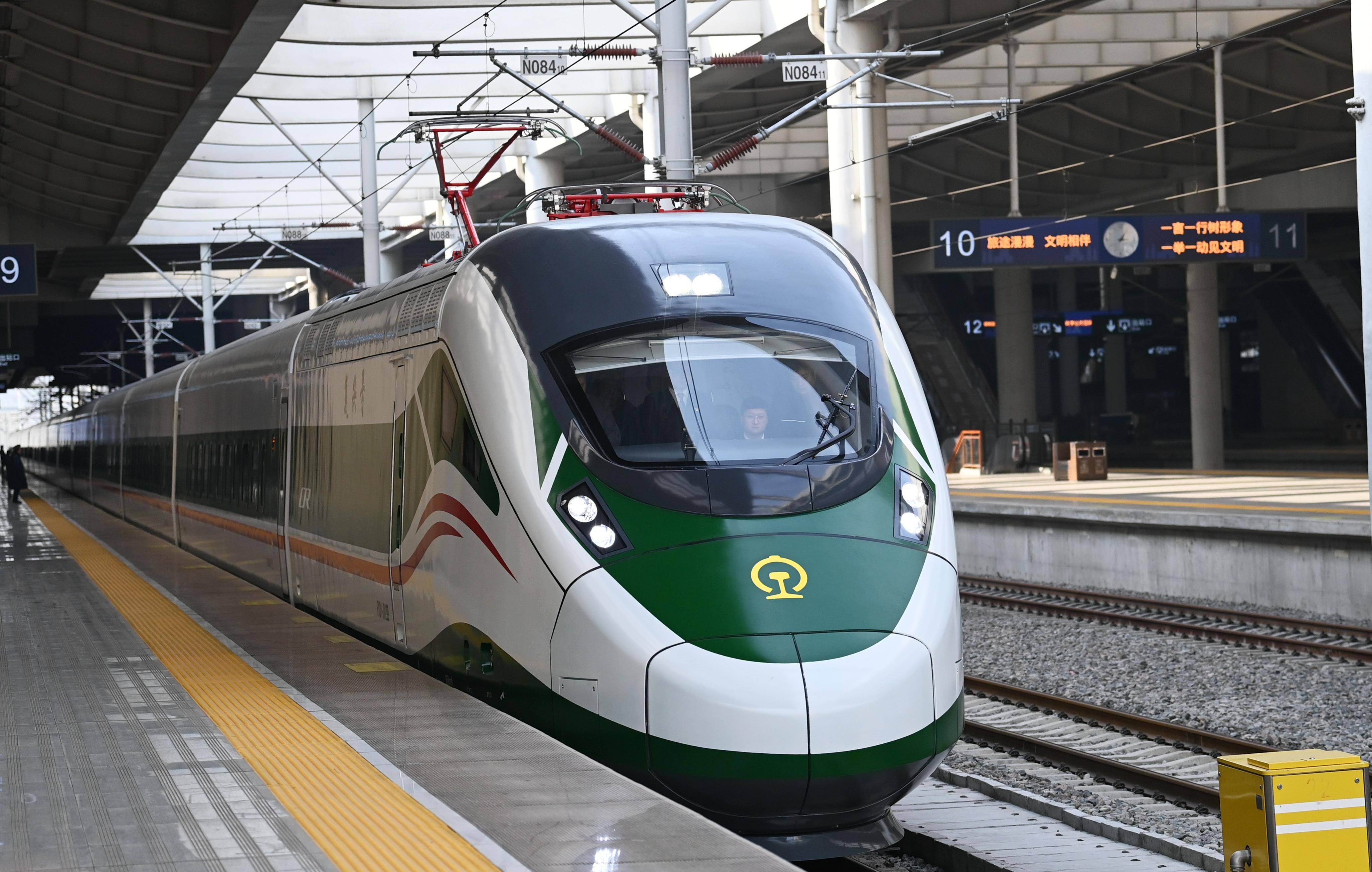 1月10日,西安至上海的d94次cr200j1-c型"复兴号"动集动车组列车从西安