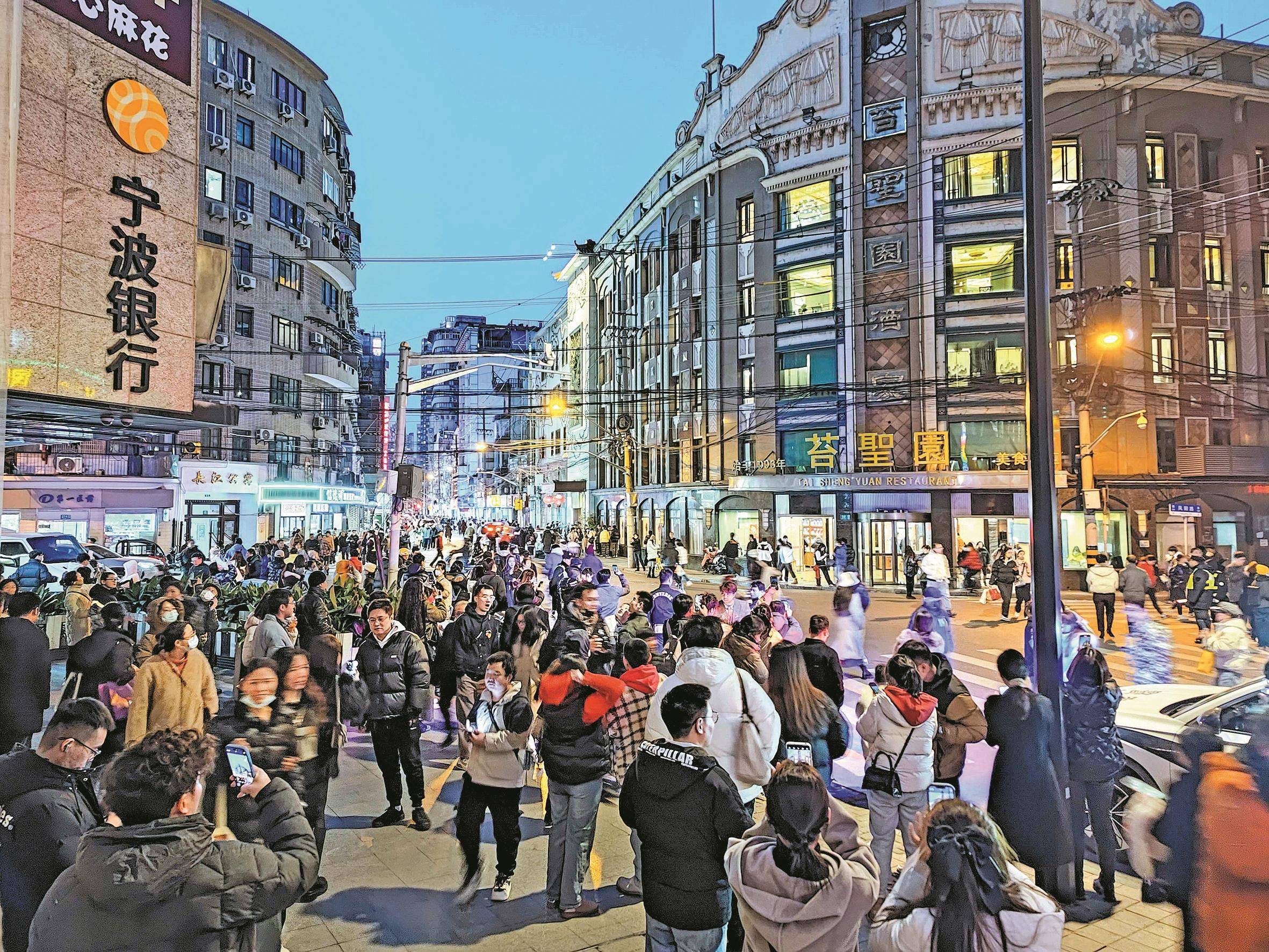 或许想不到,他执导的电视剧《繁花》成为了他所惦念城市的新文化ip