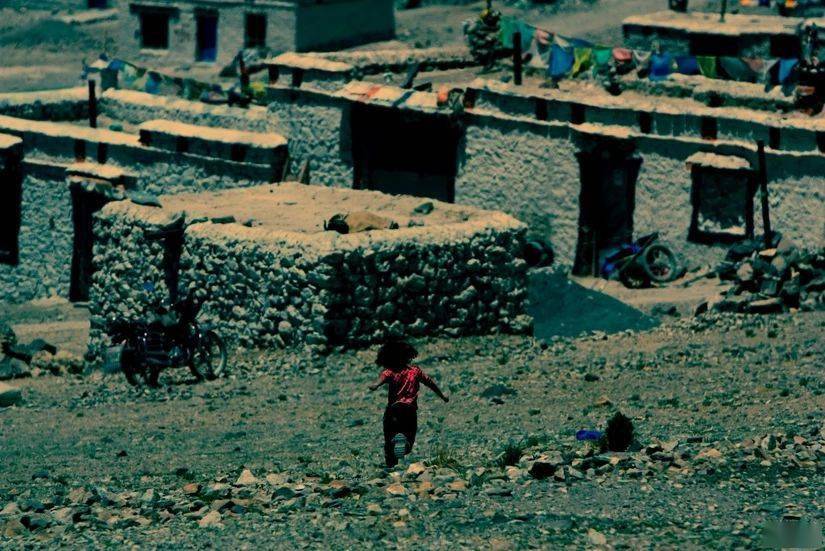 这个石头村,静静地守护着当惹雍措,守护着苯教的发