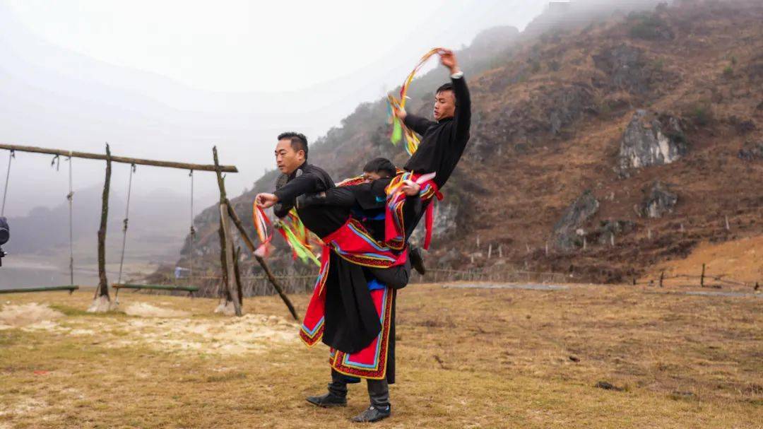 让大家不禁模仿起了舞蹈里的动作豪放粗犷的表现形式铃铛舞雄浑悲壮