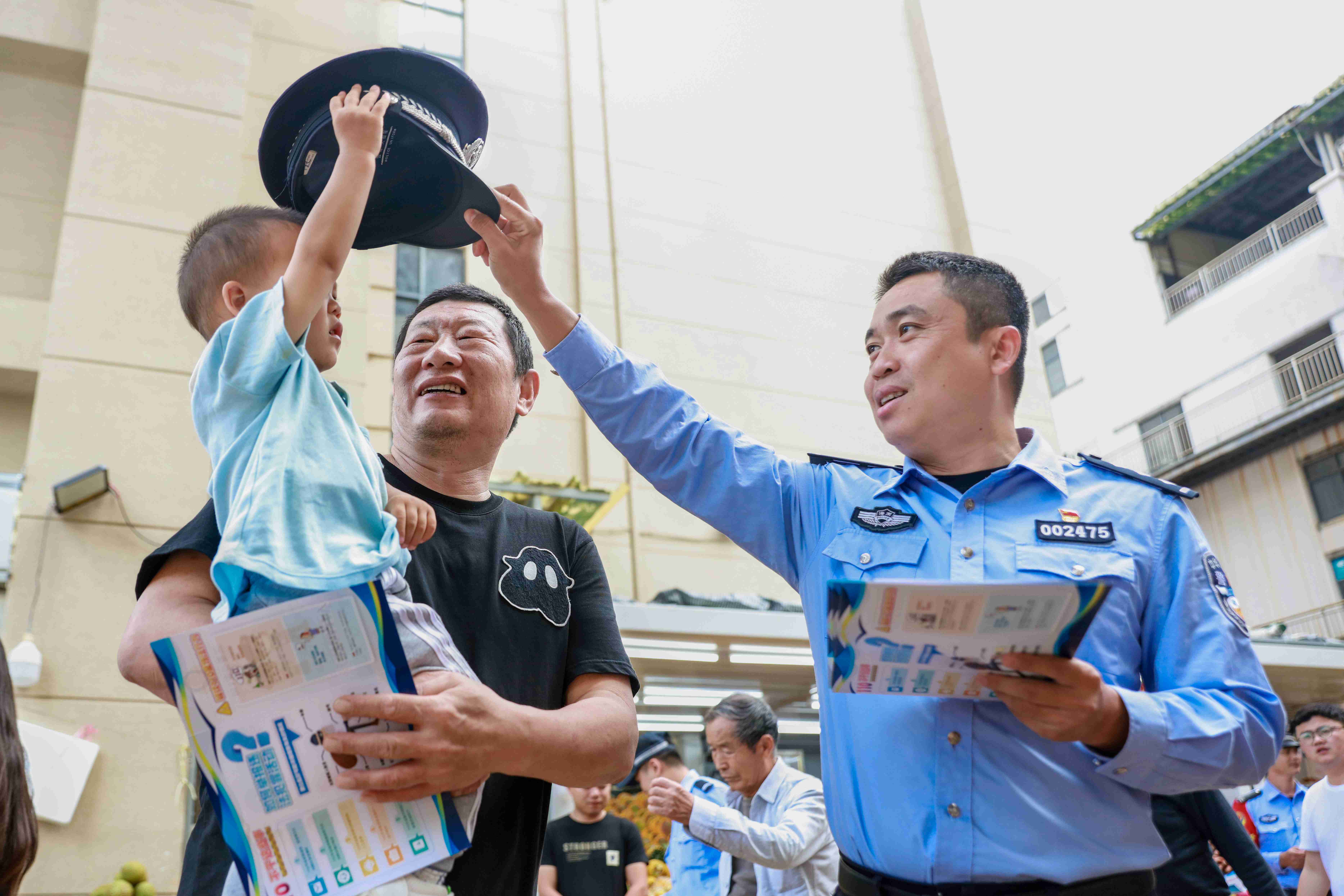 海南多地舉辦活動慶祝第四個中國人民警察節_海岸_警營_宣傳