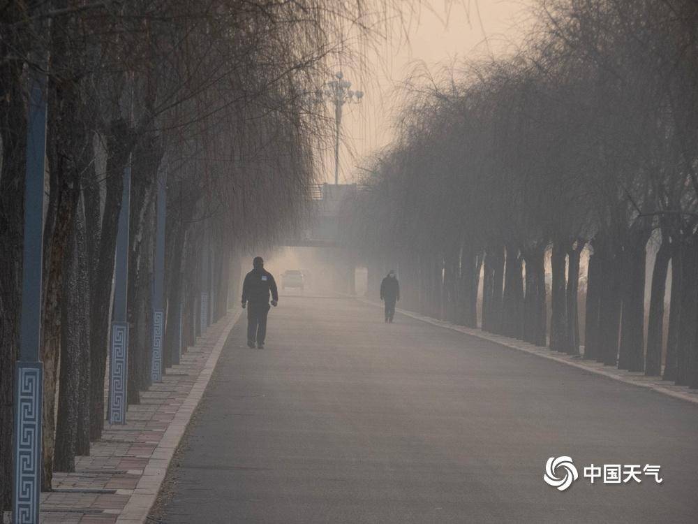 河南汝州遭遇霾天气 天空灰蒙蒙能见度变差_中国_网讯_交通