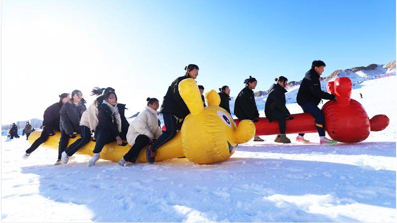 2023年12月28日,滑雪運動愛好者在甘肅省張掖市山丹縣佛山滑雪場盡享