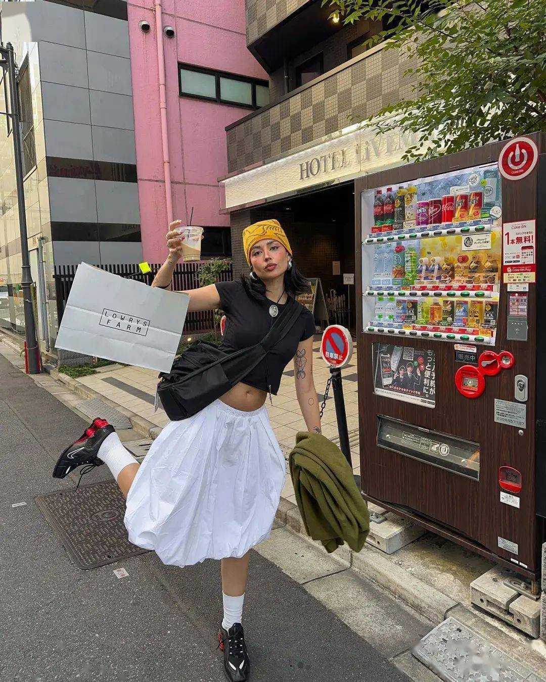 dj soda 大秀「科目三」黑丝带货网友真没心情看鞋