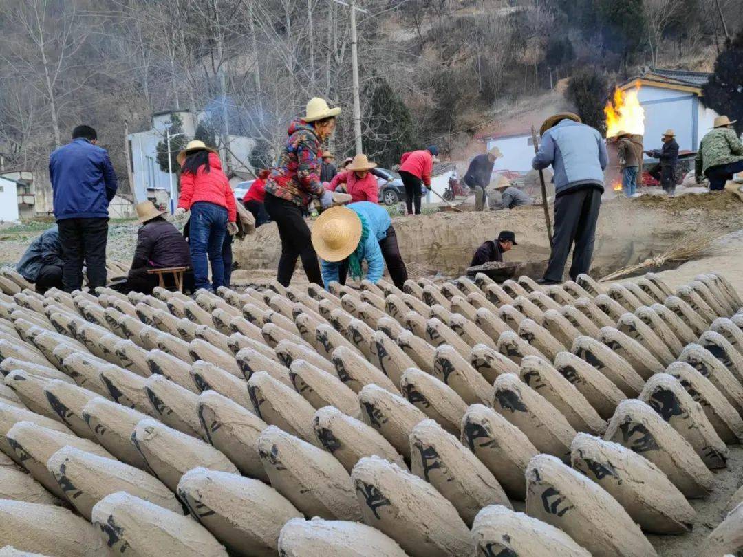 犁铧翻动泥土图片