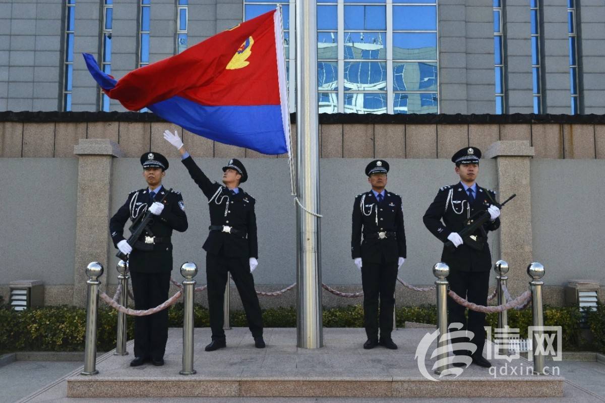 護旗手邁著矯健的步伐,護送警旗入場,伴隨著雄壯的《人民公安向前進》