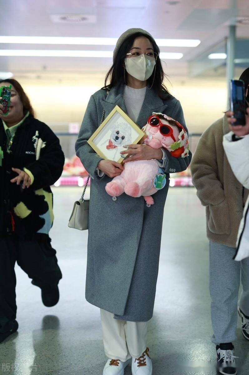 街拍:韩雪灰色大衣 白色阔腿裤 白色针织衫 贝雷帽气质优雅_机场_上海