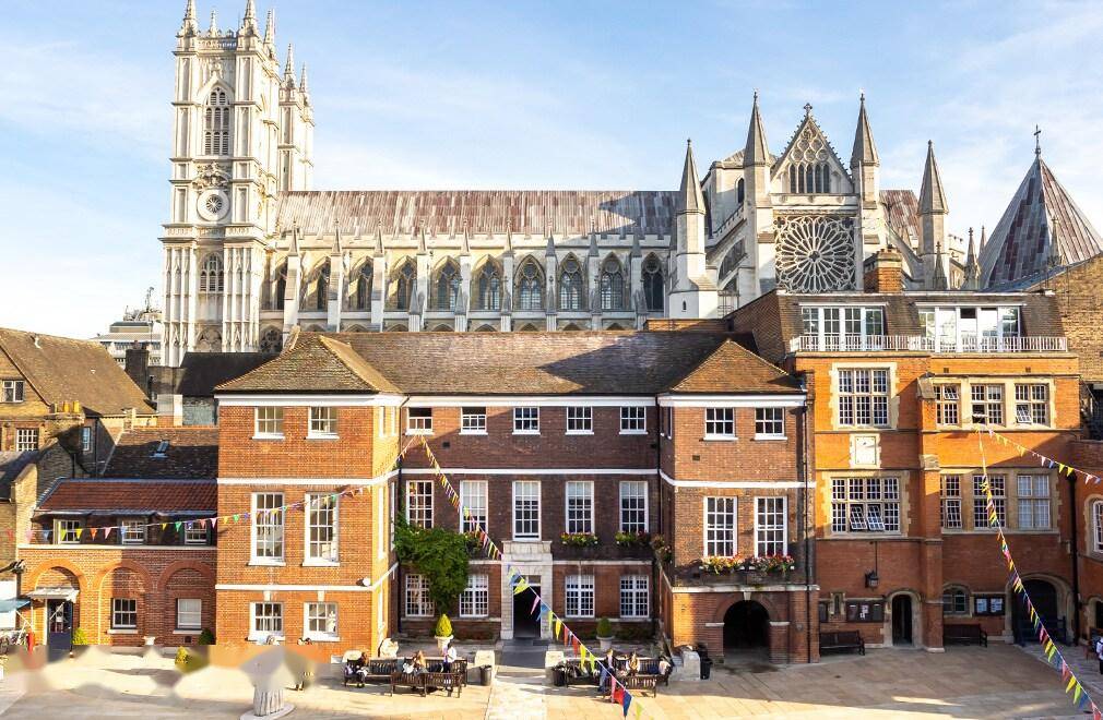 eton college伊頓公學伊頓公學建於1440年,英國55位首相中有20位曾在