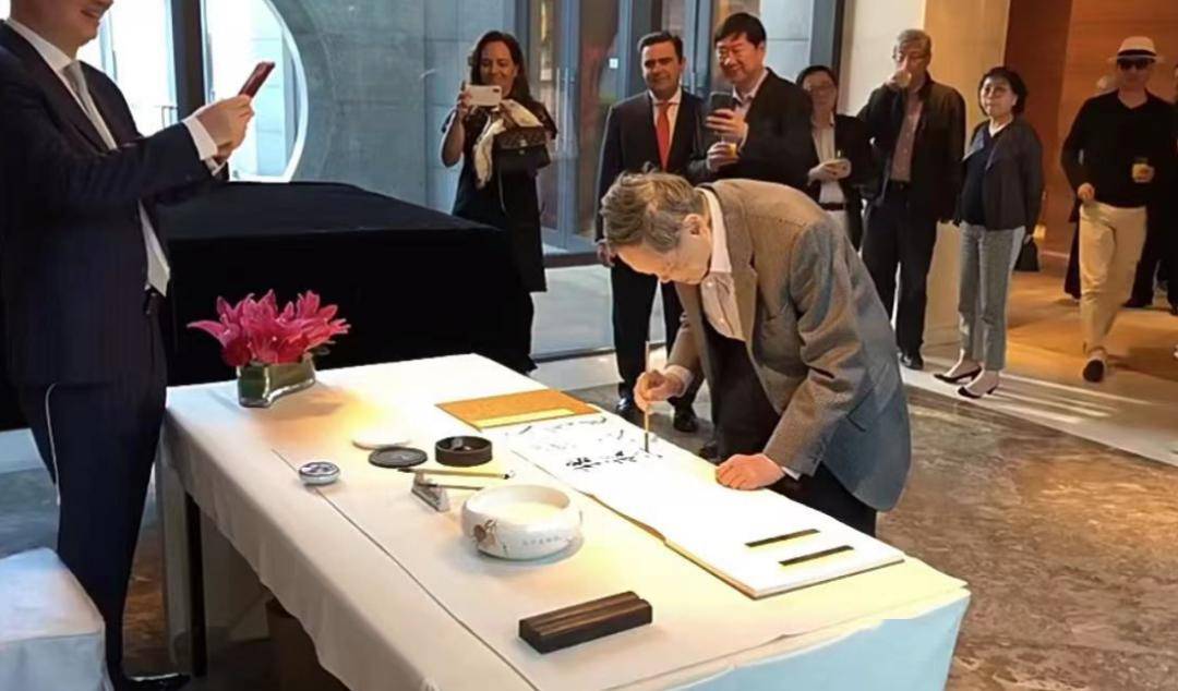 102岁杨振宁庆结婚20周年,与翁帆牵手秀恩爱,对妻子称呼引热议_书法