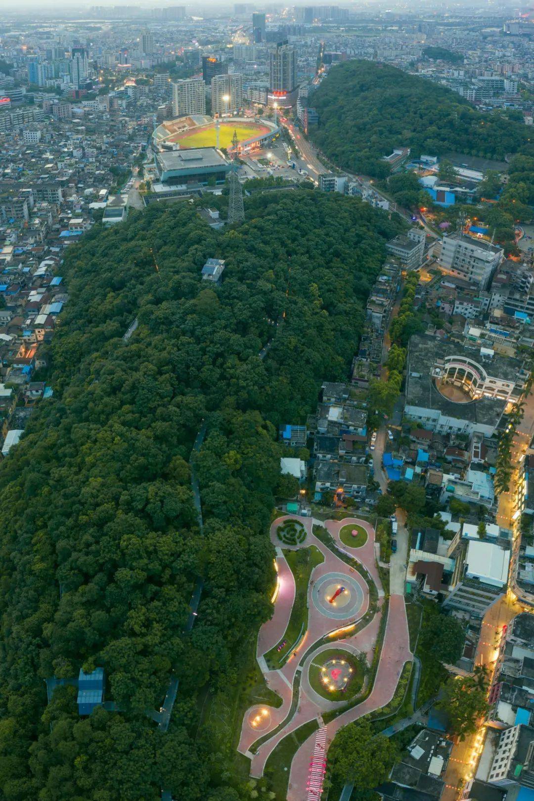 俯瞰大良街景在华盖山栈道可通过凤山中路人行天桥直达另一片城央"绿