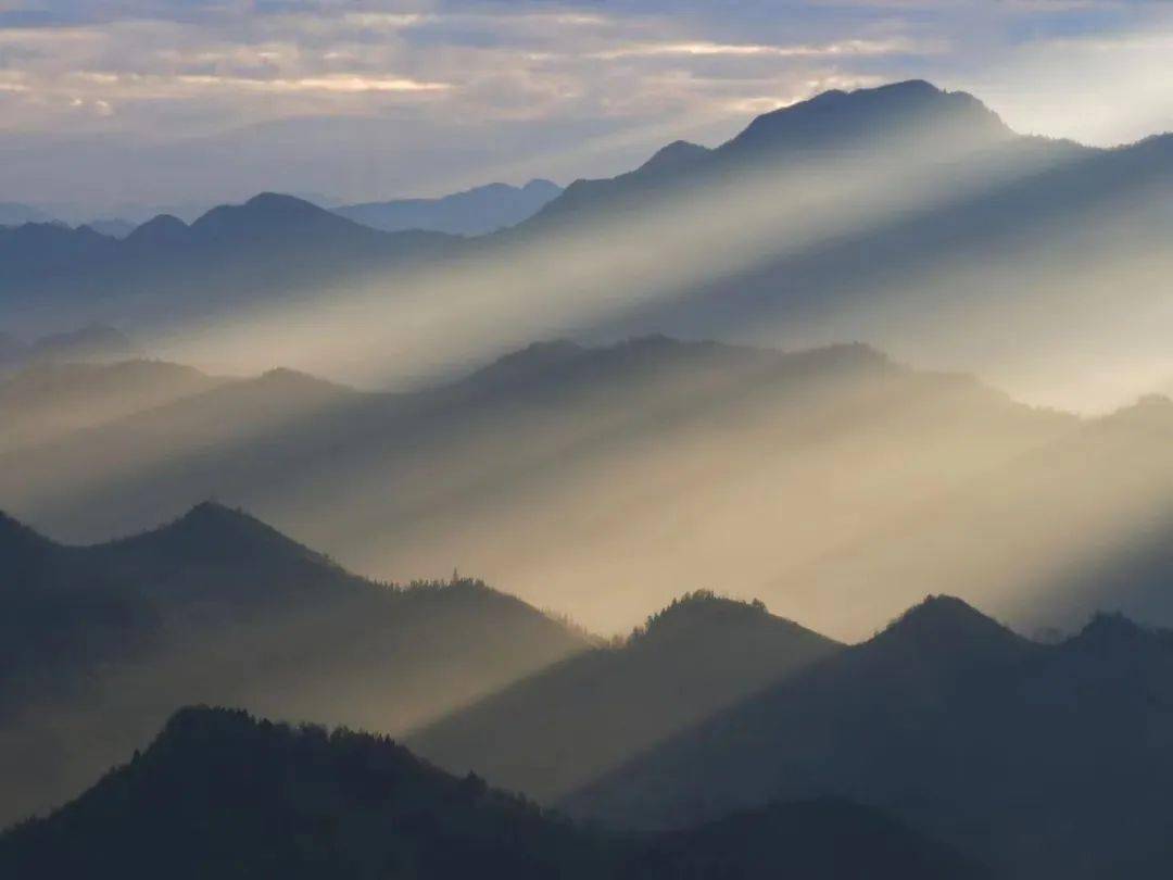 馬金高巖山不僅有茫茫雲海,還有驚豔的丁達爾光～_驢友_龍村_明月