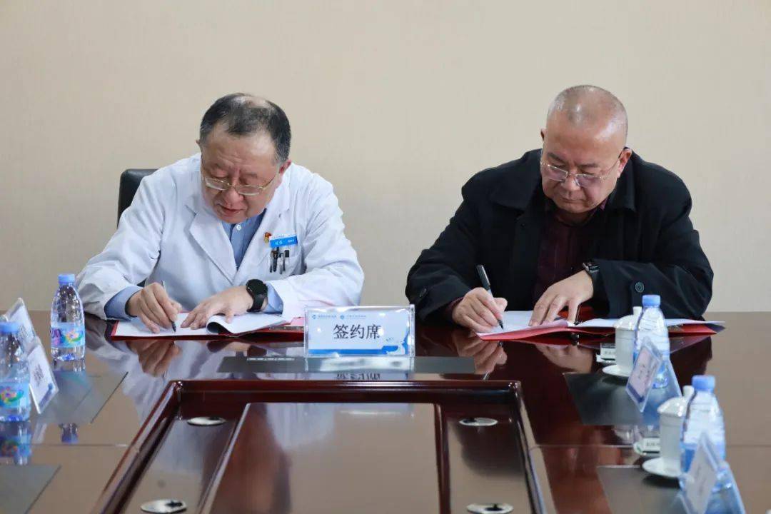 随后,内蒙古包钢医院副院长刘岱与振华社区医院院长杨峰代表双方签署