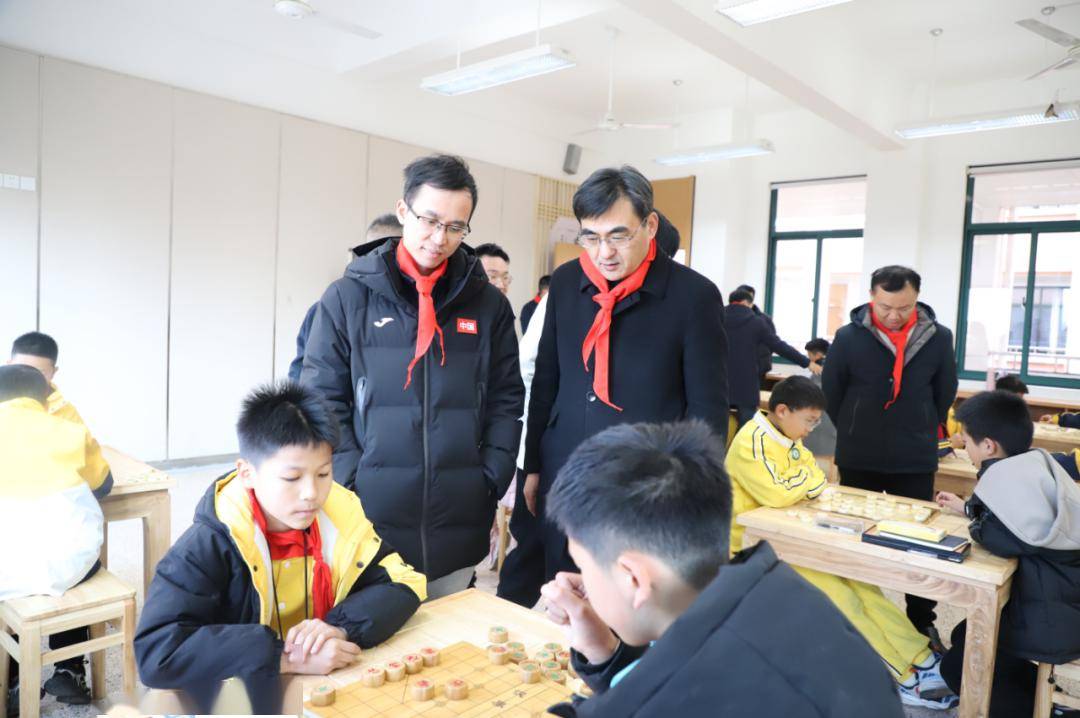 象棋特級大師趙鑫鑫,黃竹風來紹興指導小學生提升棋力