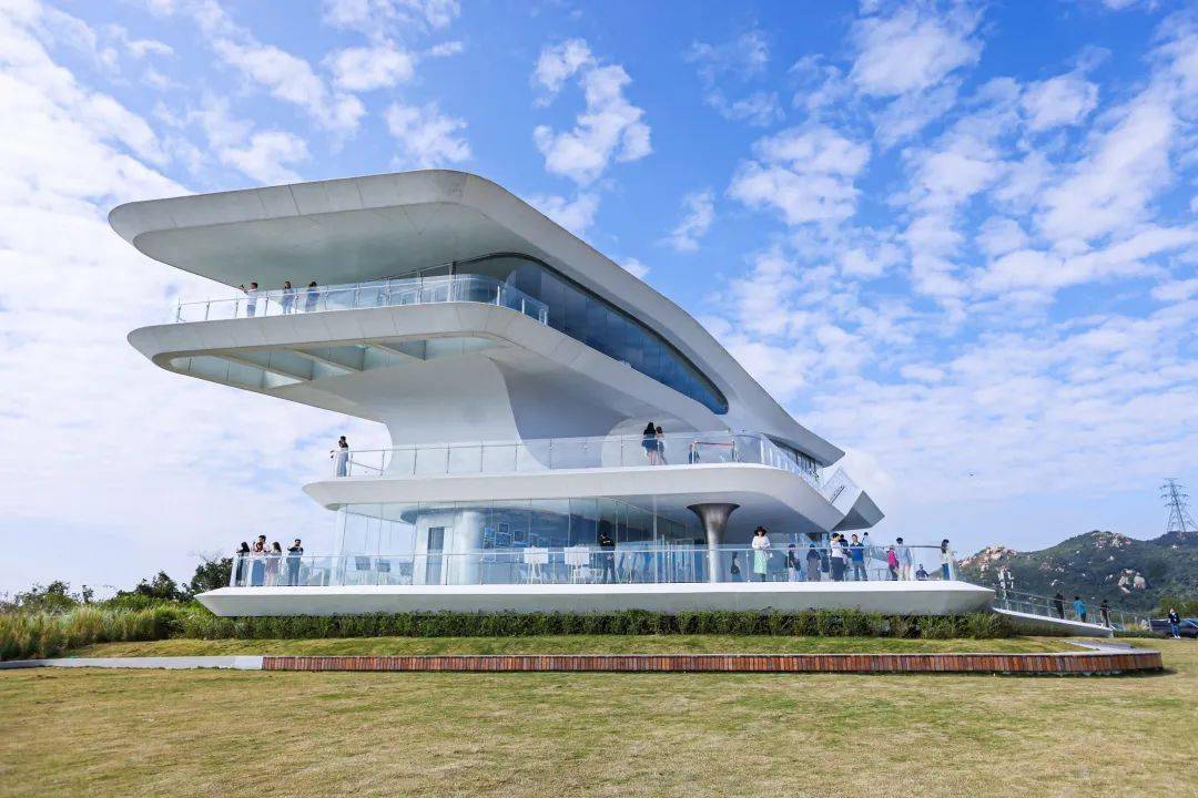 且听风吟颇有一番古风韵味整个建筑都由原木搭建而成以茶文化为主题