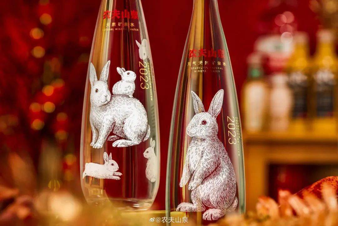 农夫山泉龙年生肖瓶, 真有"82年矿泉水"内味儿了!_寓意_包装_一定的