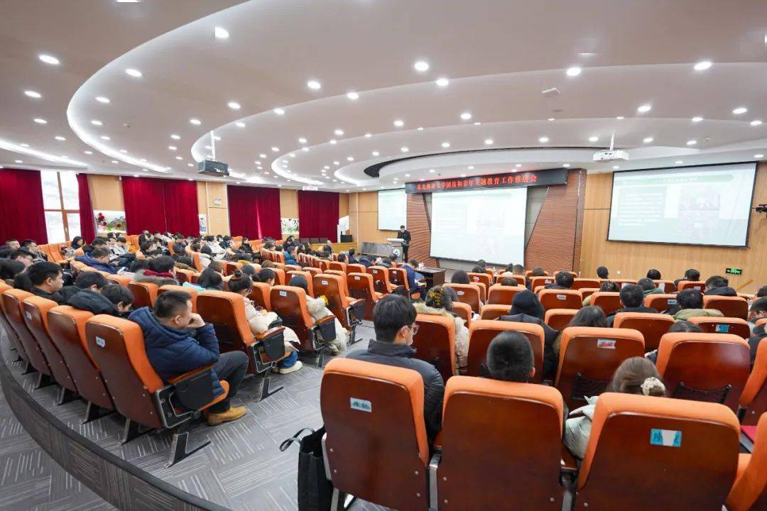 会上,学校团委书记李晶才汇报了学校团员和青年主题教