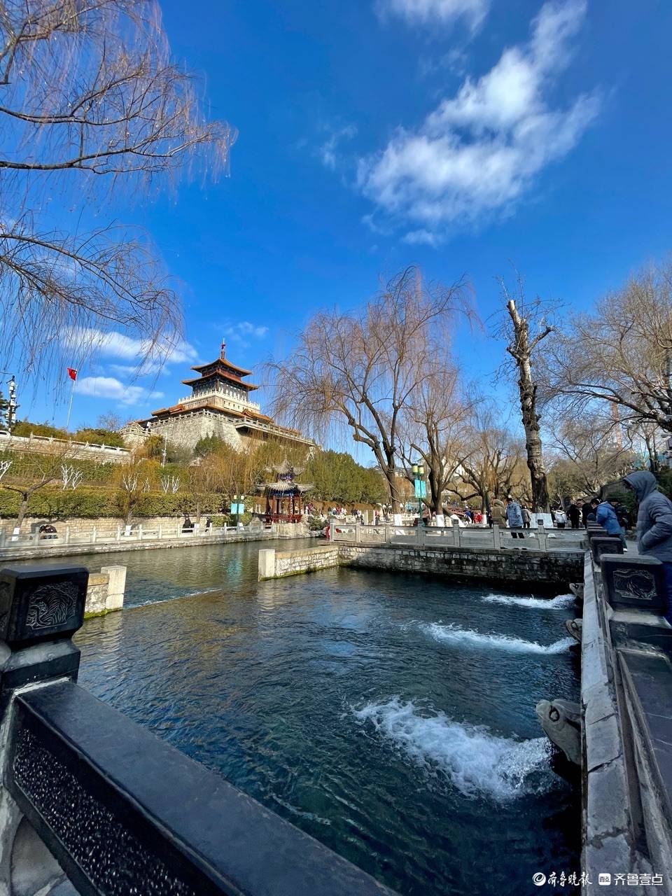 冷风吹来好天气,黑虎泉边景色秀美_平松
