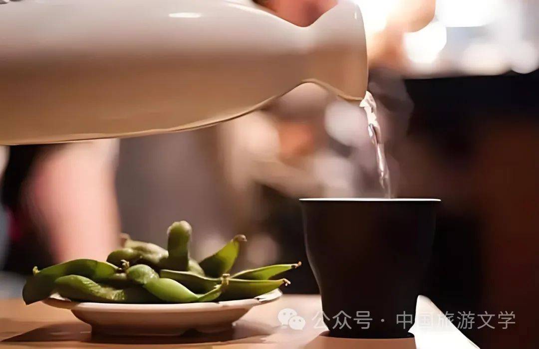 那时我还是孩童儿,总会记得微弱灯光下的酒冒着氤氲的轻气让冬天的