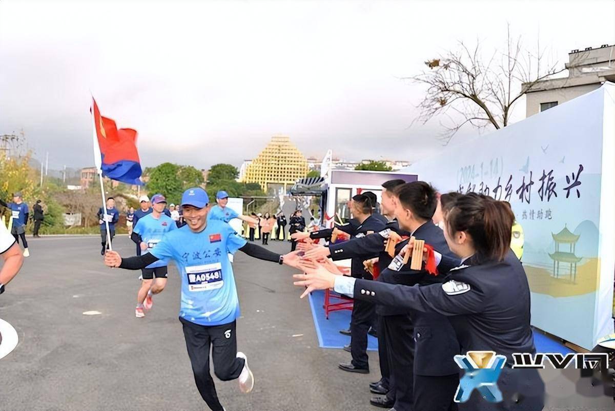 警察他们在跑步图片