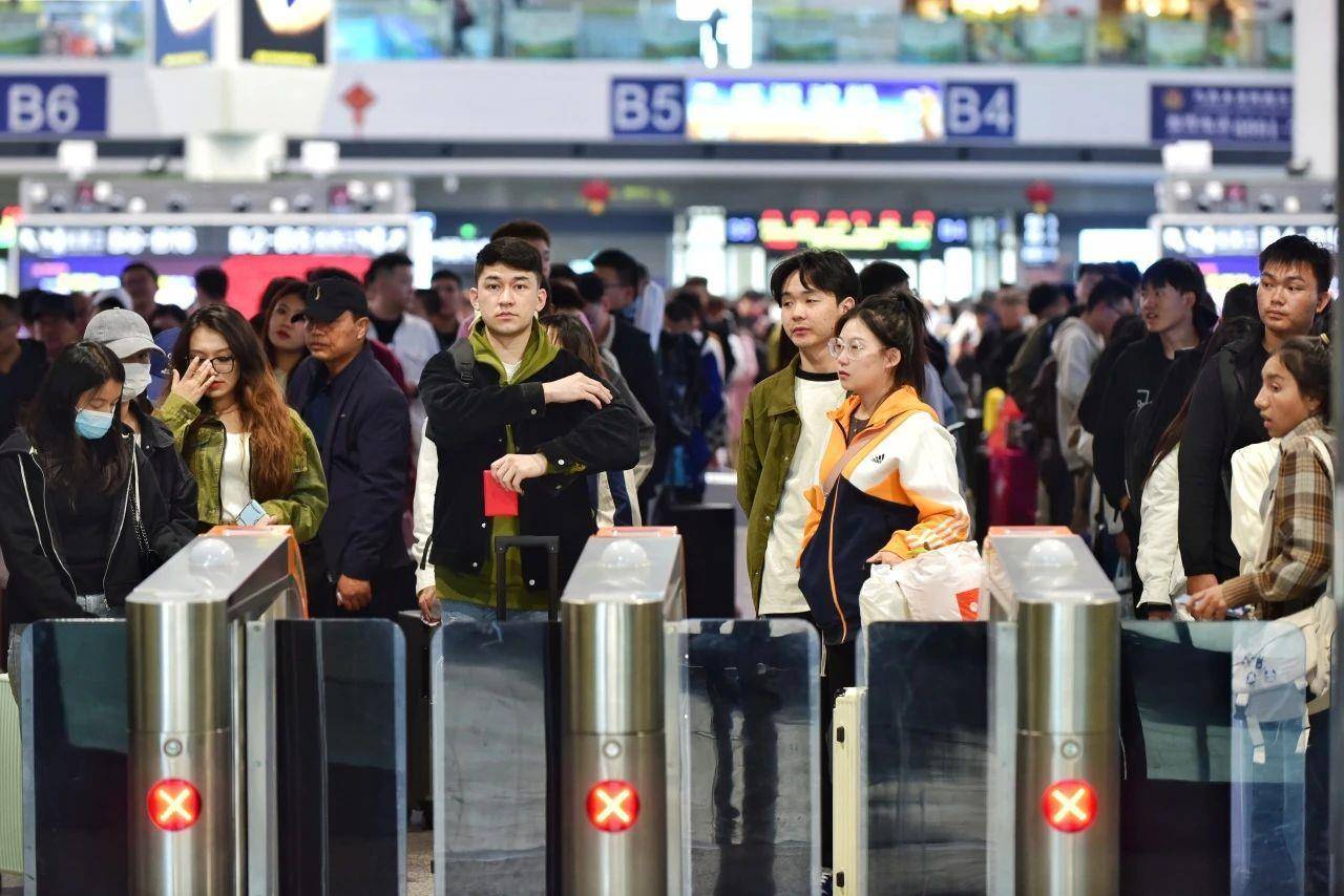 新疆至四川,云南,黑龙江至广东,吉林至广西的部分旅客列车运行时间