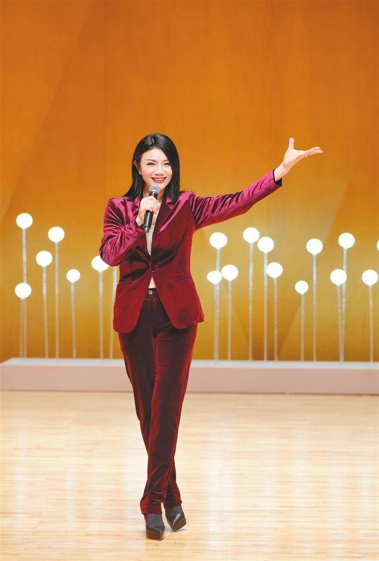 杨乐▲音乐会由深圳晚报新媒体主播冯敏担任主持人.