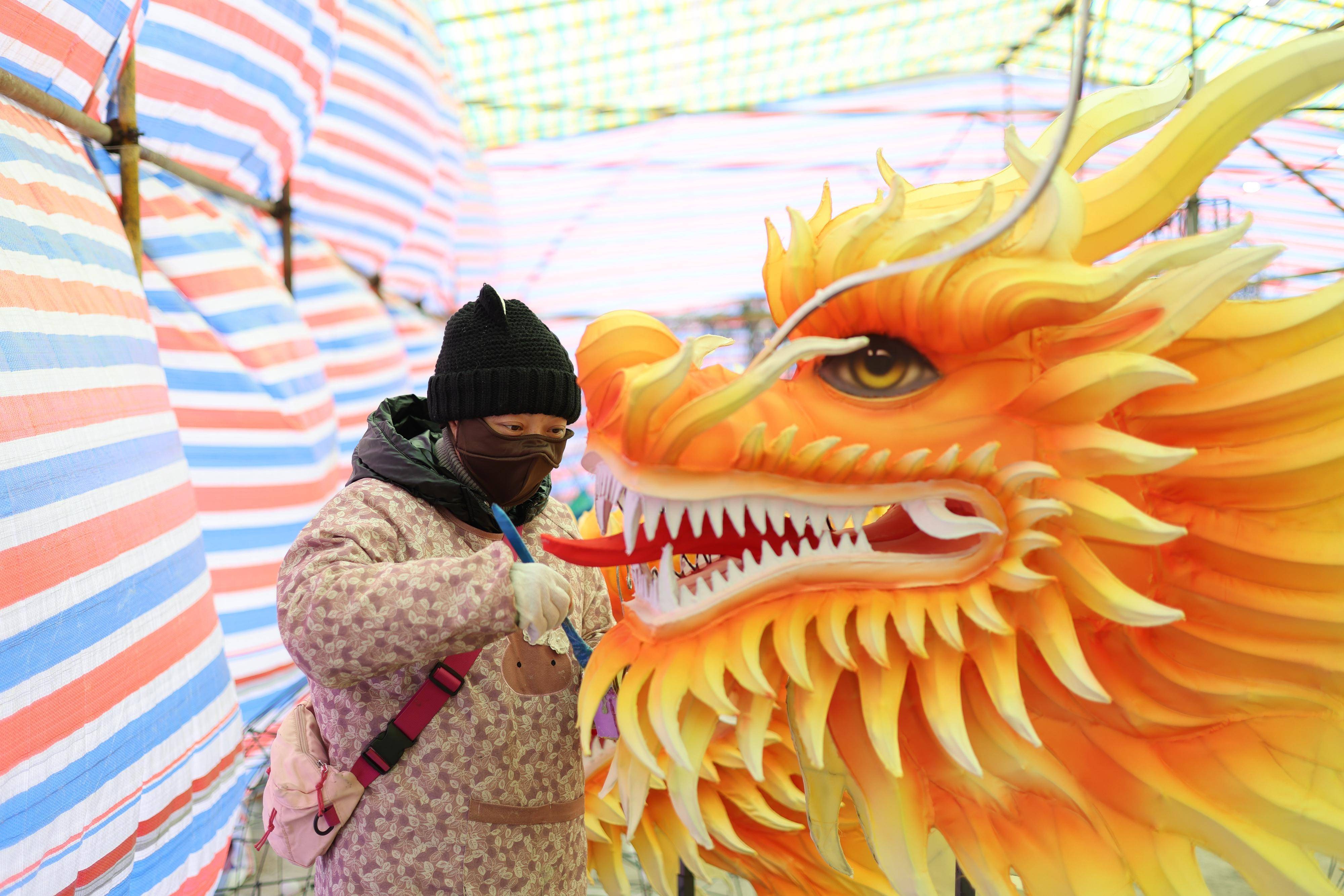 1月16日,江苏省镇江句容市葛村中心小学学生在表演舞龙.
