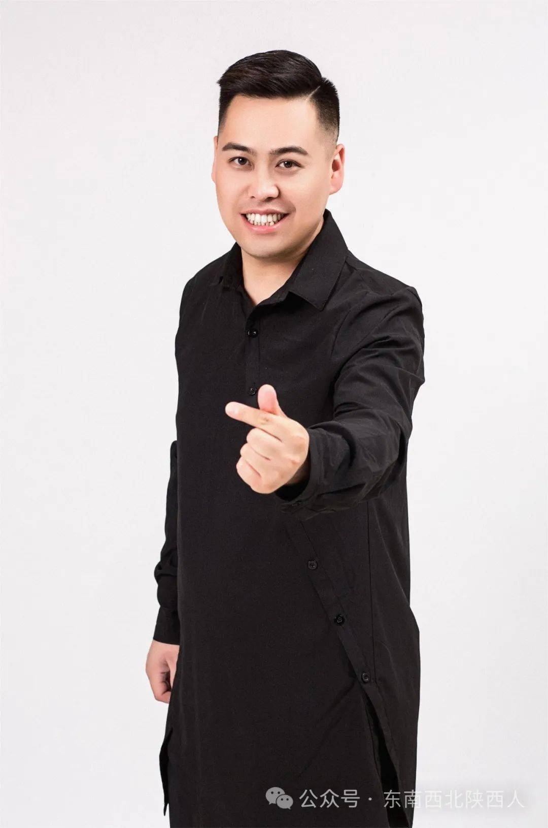 郭亮简介祖国迈进新时代祖国迈进新时代载歌载舞尽情嗨各种年货购起来