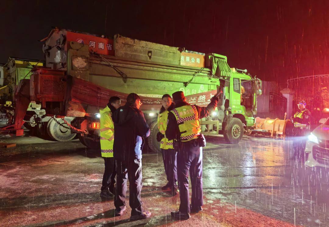河南高速交警警路协作 昼夜"浴"雪奋战护航保畅