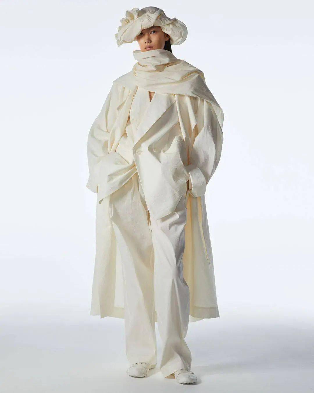 乔布斯都爱的三宅一生品牌,推出一款纸做的衣服_设计的_系列_身体