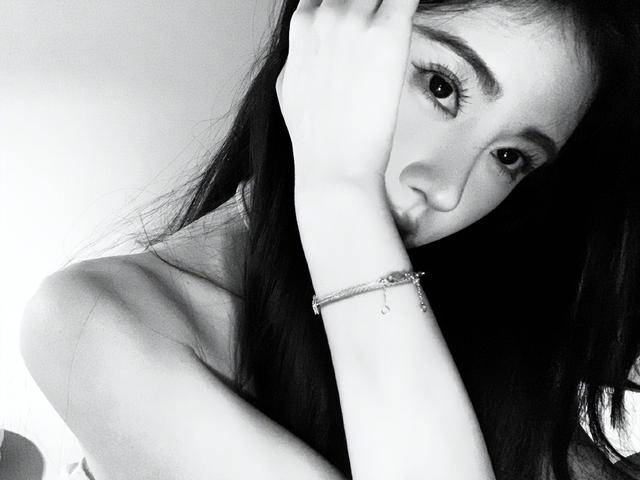 留下无限的想象,姿势自然随意,视角一会在上方俯视,一会在下方仰头,一