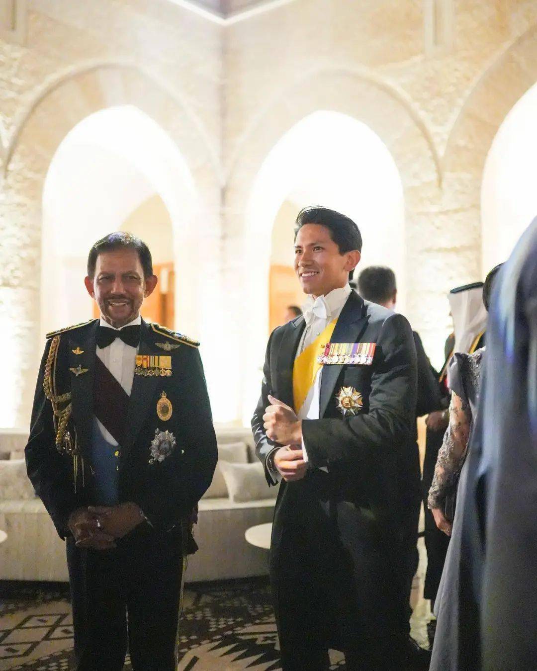 亚洲最帅王子大婚！10天婚礼“壕”无人性，新娘头冠800多颗钻石美艳出圈..._搜狐网