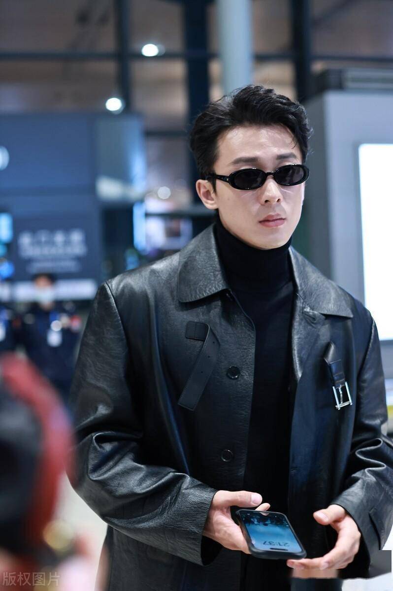 侯雯元上海出发,黑色皮衣搭配墨镜酷炫有型_机场