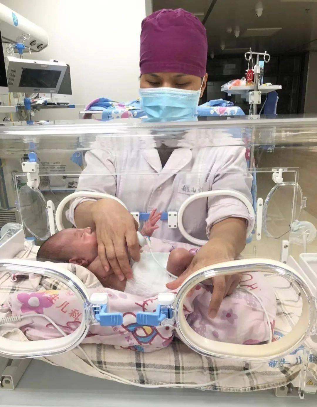 棉湖华侨医院与汕大附二专家并肩作战,28周 双胞胎早产儿顺利闯过