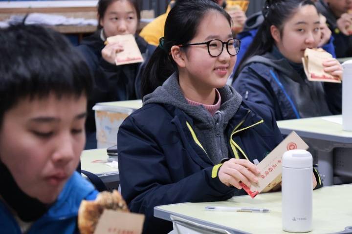学校大厅现烤烧饼_缙云_非遗_出处