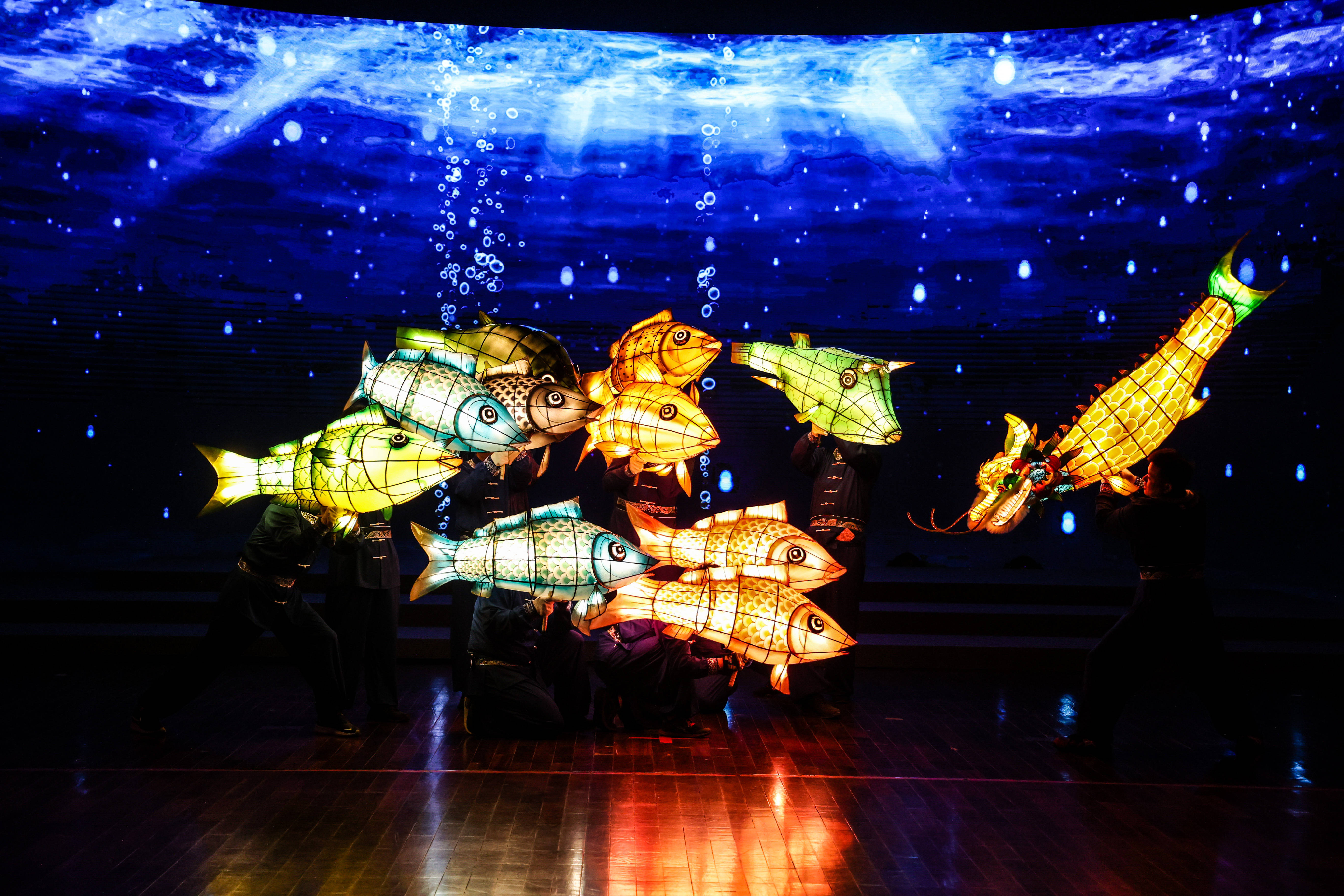 中英街延长通关时间:点亮"全域"发展,迈向国际消费街区_香港_夜间