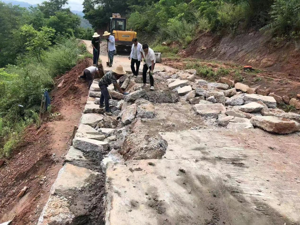 甘肃成县:道路修复换新颜 办好实事暖民心_群众_湾村_村民