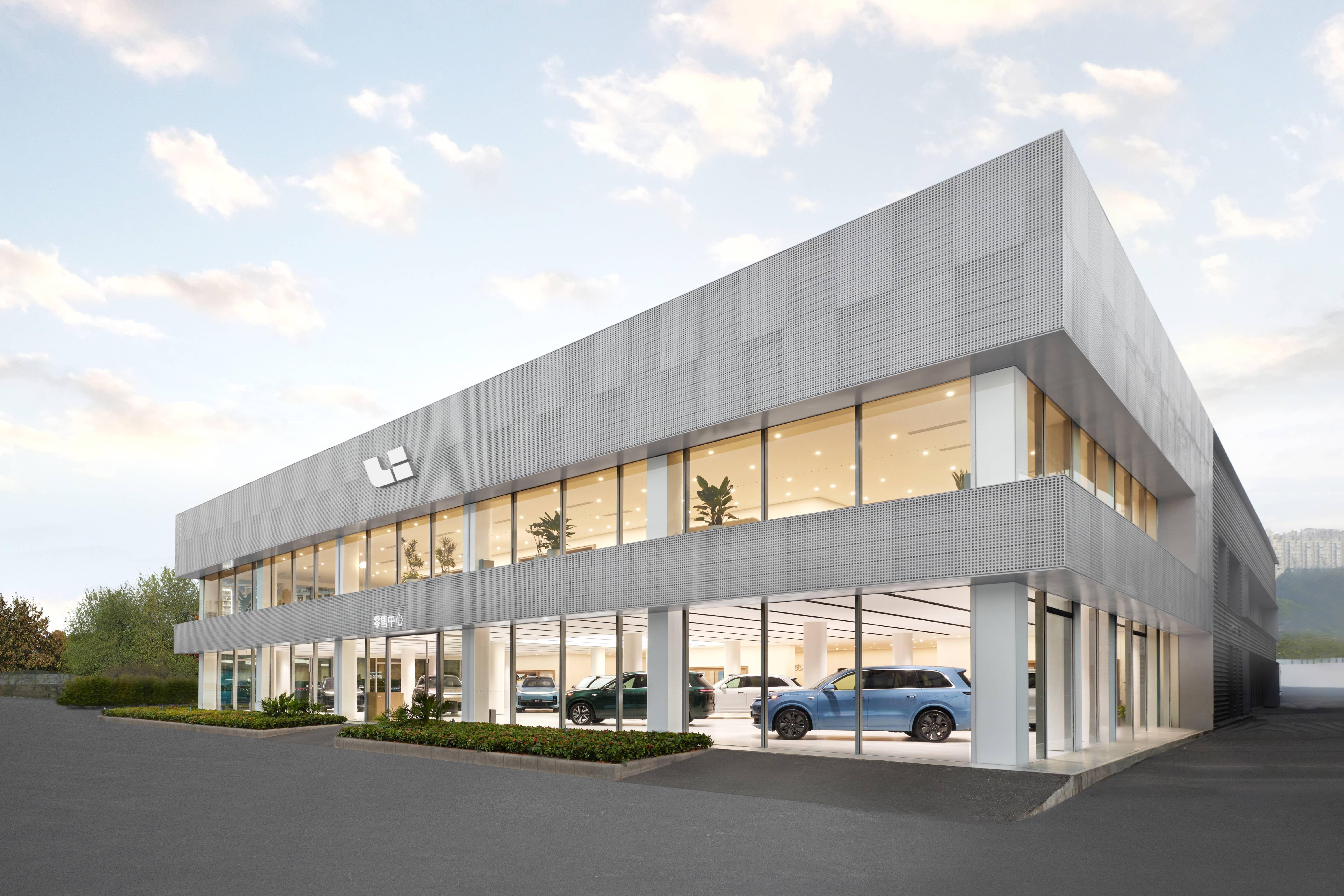 其中,理想汽车广州旗舰级零售中心共2层,1层为展厅,预设9台展车,2层为