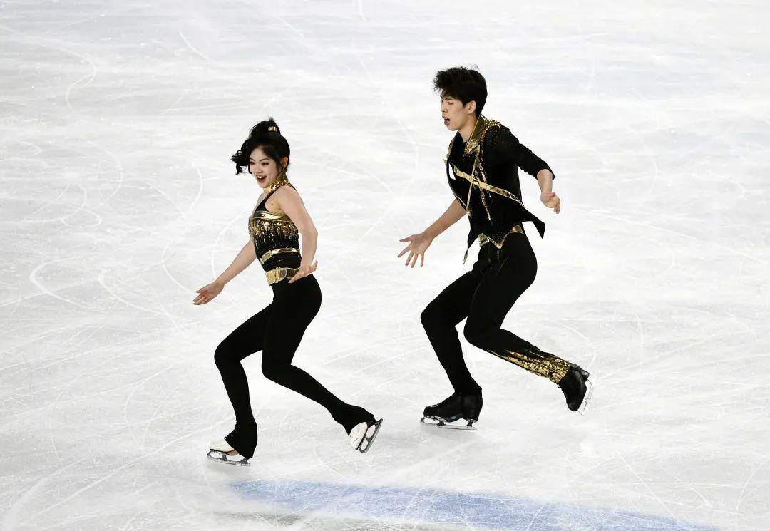 冰上华尔兹 起舞弄清影 "十四冬"花样滑冰(青年组)比赛开赛_内蒙古