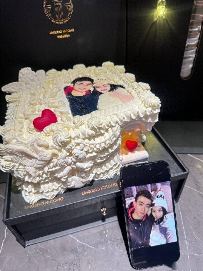 赵继伟与妻子庆祝结婚9周年️订制二人首张合照的浪漫蛋糕